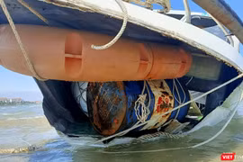 Hiện trạng phần mũi tàu bị nạn trên biển Cửa Đại (Hội An) khiến 17 người thiệt mạng