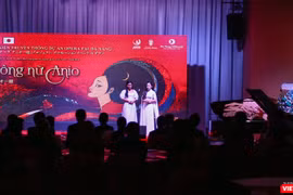 Hai danh ca soprano Đào Tố Loan và Bùi Thị Trang (vai Công nữ Anio) trình diễn một phân đoạn (màn thứ ba) trong Vở diễn mang tên Aria “Đàn bầu” tại buổi công bố 
