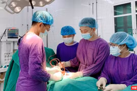 Các bác sĩ phẫu thuật cho bệnh nhân bị dập tinh hoàn khi đá bóng