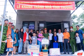 Đại diện Diễn đàn Caravan Việt Nam phối hợp cùng Đoàn Thanh niên Công an TP Huế tặng nhà tình thương cho người dân bị sập đổ do mưa bão
