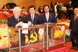 Tống Bí thư Nguyễn Phú Trọng bỏ lá phiếu đầu tiên