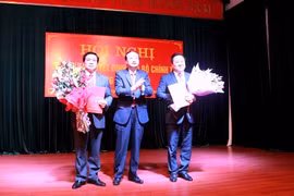 Đồng chí Tô Huy Rứa trao Quyết định của Bộ Chính trị và tặng hoa chúc mừng các đồng chí: Hà Ngọc Chiến; Nguyễn Hoàng Anh. Ảnh: Báo Cao Bằng