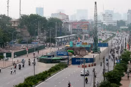 Ngoài việc xử phạt nhà thầu Posco và tạm dừng thi công 8 nhà ga, UBND TP Hà Nội còn cấm nhà thầu phụ làm rơi cọc cừ, thi công các dự án ở thủ đô trong vòng một năm. 