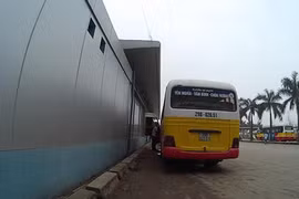 “Tự nhiên” tiểu tiện ngay trước nhà chờ tuyến xe buýt nhanh. Ảnh: THÀNH AN