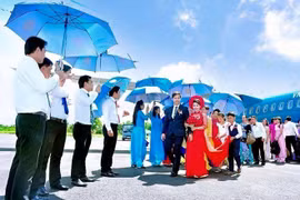 Cặp đôi đẹp của đám rước dâu bằng máy bay VNA cũng là những 9X thừa kế gia sản lớn tại Bạc Liêu và Đồng Nai. Ảnh: NVCC.