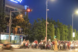 Phía tây cầu quay Sông Hàn đèn tín hiệu vẫn hoạt động, dưới sự điều tiết của CSGT