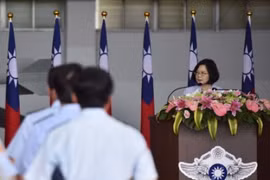 Bà Thái Anh Văn thăm căn cứ không quân ngày 29/5