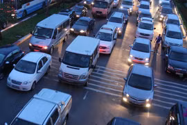 Giá xe giảm nhanh, giảm sâu, xe nhập ồ ạt sẽ áp lực lên giao thông vốn đã quá tải - Ảnh: Đ.N.T