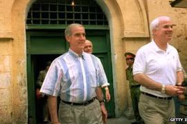 Hai ông Peterson và McCain thăm lại Hỏa Lò sau khi Việt Nam và Mỹ đã bình thường hóa quan hệ