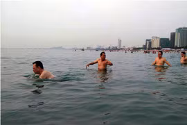 Ông Nguyễn Điểu (ngoài cùng bên trái) cùng nhiều lãnh đạo ngành tài nguyên môi trường Đà Nẵng đi tắm biển Phạm Văn Đồng trong sáng 30/4.