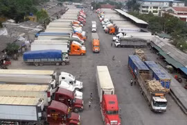 Xe chở nông sản đậu chật kín trong kho bãi của cửa khẩu Tân Thanh 