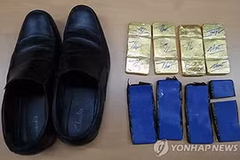 Số vàng giấu trong giày cơ trưởng. Ảnh: Yonhap news