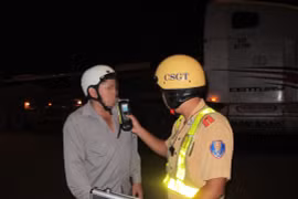 CSGT TP HCM đo nồng độ cồn của người điều khiển phương tiện tham gia giao thông 