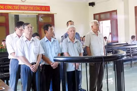 Các bị cáo nghe HĐXX tuyên án - Ảnh: Trần Thanh Phong 