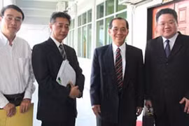 Luật sư Orlando Chua (thứ hai, từ trái sang) là người tham gia nhiều vụ án nổi cộm ở bang Sarawak - Ảnh: Borneo Post
