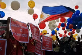 Người dân Philippines ăn mừng sau khi Tòa án quốc tế ra phán quyết cuối cùng về vụ kiện Biển Đông