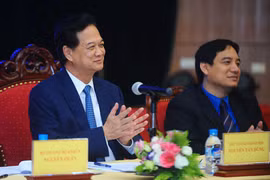 Thủ tướng Nguyễn Tấn Dũng lắng nghe nhà khoa học trẻ trình bày và ra quyết định rất nhanh về việc tài trợ sản xuất miễn phí toàn bộ kính cho người mù Việt Nam. Ảnh: Giang Huy.
