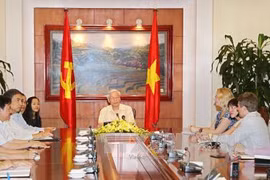 Tổng Bí thư Nguyễn Phú Trọng tiếp và trả lời phỏng vấn các hãng thông tấn, báo chí Hoa Kỳ: AP (Associated Press), Bloomberg News và Wall Street Journal - Dow Jones. Ảnh: TTXVN