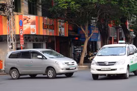 Taxi truyền thống đang gặp phải sự cạnh tranh gay gắt từ các mô hình kinh doanh vận tải mới - Ảnh: Diệp Đức Minh