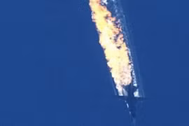 Su-24 Nga trúng tên lửa bốc cháy