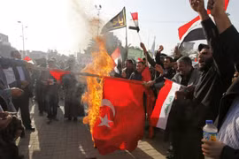 Người biểu tình Iraq đốt cờ Thổ Nhĩ Kỳ, phản đối việc nước này triển khai quân đội đến Iraq mà không xin phép - Ảnh: Reuters