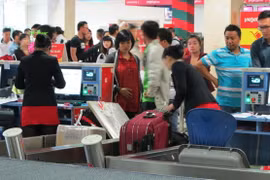 Hành khách làm thủ tục - Ảnh minh họa