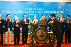 Thủ tướng Nguyễn Tấn Dũng đánh tiếng cồng khai trương phiên giao dịch đầu Xuân tại HNX.