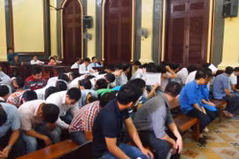Các bị cáo trong phòng xét xử