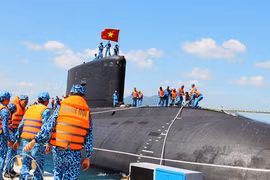 Hải quân Việt Nam tiếp nhận tàu ngầm Kilo 184 Hải Phòng. 