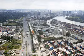 Cùng với hệ thống cao tốc, vành đai, cầu vượt được đầu tư quy mô, bài bản, tuyến metro số một Bến Thành - Suối Tiên đang thi công đã góp phần thúc đẩy nguồn cung của khu Đông TP HCM tăng mạnh. Ảnh: Vũ Lê 