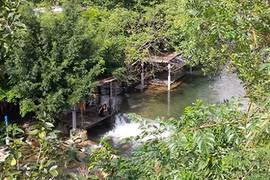 Cụm công trình trái phép bên suối để kinh doanh. Ảnh: LÊ PHI 