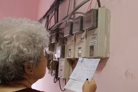 Nhiều người dân bức xúc vì hóa đơn tiền điện tăng vọt bất thường trong tháng qua - Ảnh: Bạch Dương 