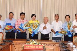 Chủ tịch UBND TP Lê Hoàng Quân (thứ năm từ trái) trao quyết định và tặng hoa chúc mừng các nhân sự mới - Ảnh: CTV