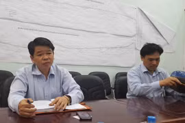 Lãnh đạo Vinasupco là Nguyễn Văn Tốn (trái) và ông Trương Quốc Dương (phải) khẳng định chất lượng ống gang dẻo của Xinxing là tốt - Ảnh: Lê Quân