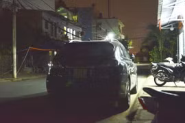 Chiếc ôtô Lexus của ông Trần Thái Hòa tại trụ sở công an phường Tân Phong, Q.7