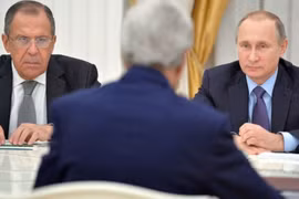 Tổng thống Nga Vladimir Putin tiếp Ngoại trưởng Mỹ John Kerry và Ngoại trưởng Nga Sergei Lavrov tại điện Kremlin.