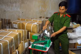 Cơ quan chức năng tiến hành niêm phong, thu giữ đường hóa học và chất tạo ngọt tại Công ty TNHH TM Việt Nhật - Ảnh: Ngọc Lê