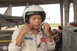 Phi công Trần Quang Khải chuẩn bị xuất kích cùng Su-30 vào tháng 3/2013. Ảnh: Thanh Tùng.