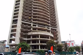 Tòa tháp xây xong phần thô rồi "bất động" nhìn từ hướng đường Thái Hà