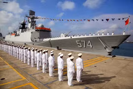 Tàu hộ vệ tên lửa Type 054A gia nhập hạm đội Nam Hải tại căn cứ Sanya ở Hải Nam