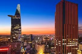 Times Square nằm ngay sát tòa nhà Bitexco Finance. Chiều cao của Times Square lên tới gần 165m và là tòa nhà thứ 2 của TPHCM có sân đậu trực thăng trên sân thượng . Ảnh: vietnamnet.