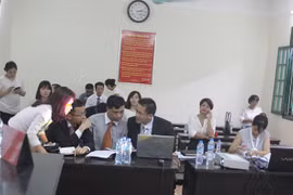 Bà Lê Xuân Hoa (đại diện nguyên đơn, ngồi bàn bên phải) và bị đơn (bàn bên phải) tại tòa ngày 12-6