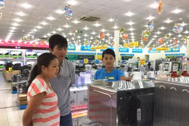 Khách hàng đang chọn mua sản phẩm tại siêu thị Điện máy Xanh Quang Trung, Gò Vấp - Ảnh: Chí Thịnh