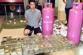 Nguyễn Quốc Hùng cùng tang vật vụ án.