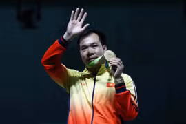 Hoàng Xuân Vinh xúc động khi quốc ca Việt Nam lần đầu tiên giúp Việt Nam giành huy chương vàng tại Olympic.