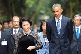 Chủ tịch Quốc hội Nguyễn Thị Kim Ngân và Tổng thống Obama đi thăm Nhà sàn Bác Hồ