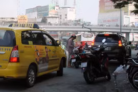 Tệ nạn đậu xe bừa bãi khi mua bán đang góp phần làm giao thông TP.HCM thêm hỗn loạn - Ảnh: M.C