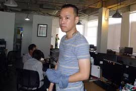 Tô Công Hưng tại trụ sở công ty khi lực lượng công an đang thực hiện lệnh khám xét 