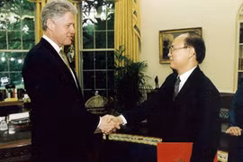 Đại sứ Lê Văn Bàng (giữa) gặp Tổng thống Mỹ Bill Clinton năm 1997 về việc mở cơ quan ngoại giao.