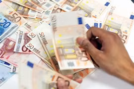 Những ai nắm giữ Euro đã cảm nhận được thiệt hại từ khủng hoảng nợ Hy Lạp bên trời Tây.